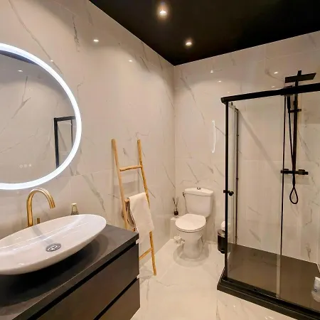 Spacious New Near Promenade Up To 6 With Ac شقة نيس